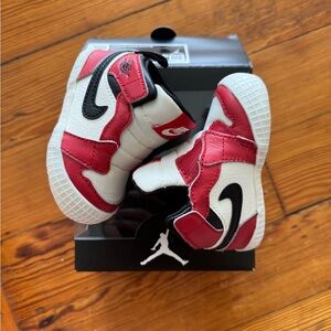 Jordan 1 Retro "Lost and Found" Baby Crib Bootie
COLOR: VARSITY RED/BLACK/SAIL